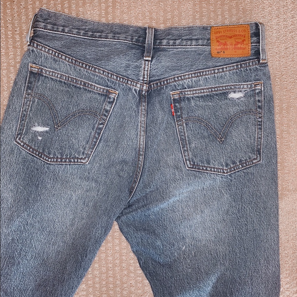 NEVER worn Levi’s high waisted medium wash jeans